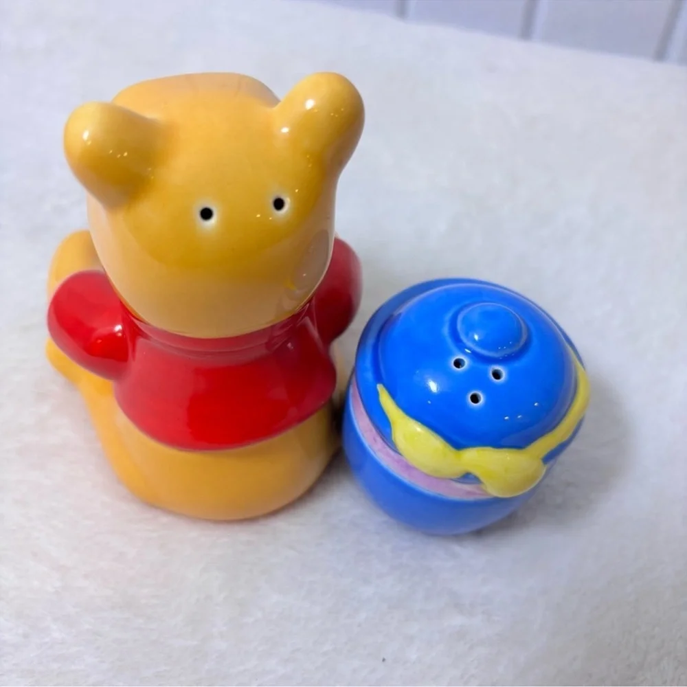 Disney‎ Porcelain  Winnie the Pooh & Hunny Honey Pot Salt & Pepper Shakers